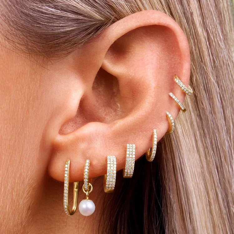 Triple diamonds huggies