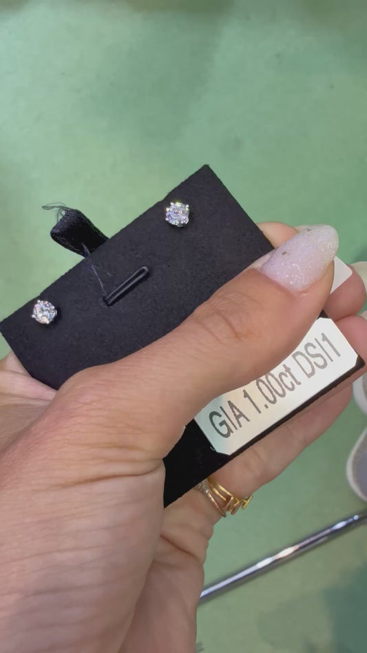 round solitaire diamond earring